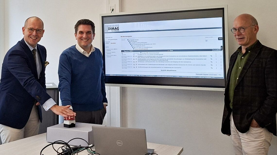 Dr. Peter Quadflieg und Dr. Hendrik Schmehl drücken symbolisch den Knopf und schalten Wiesbadens Digitales Stadtrchiv live.