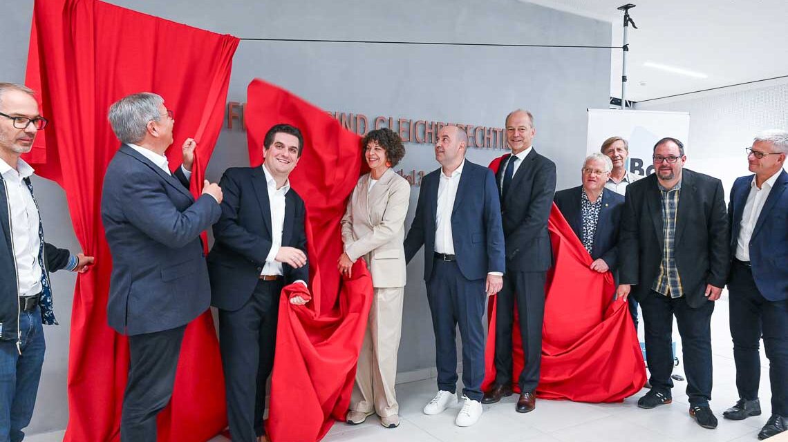 Oberbürgermeister Mende, Schuldezernent Dr. Schmehl und Baudezernent Kowol enthüllen zusammen mit der Schulgeeinschaft den Leitgedanken Artikel 3 GG der Elisabeth-Selbert-Schule – Symbol für Gleichberechtigung und modernes Lernen.