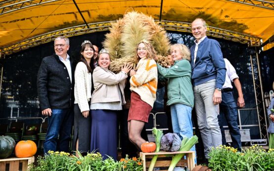 Erntedankkrone wird an die Stadt übergeben.
