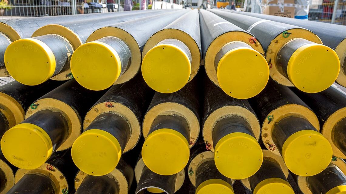 Symbolfoto, Fernwärmeleitungen liegen bereit.