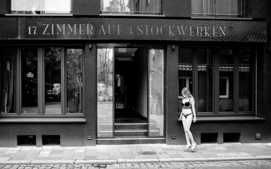 Hyp Yerlikaya und Bettina Flitner beleuchten Tabuthema Prostitution im Kunsthaus Wiesbaden