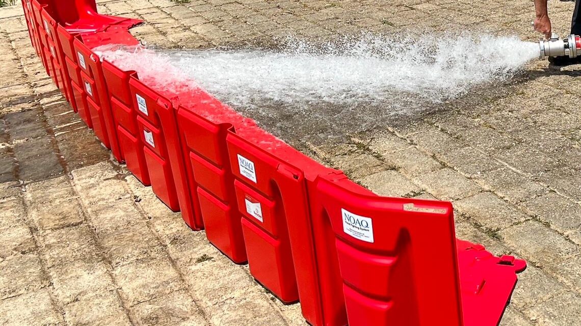 Die neue mobile Hochwasserschutzwand „Boxwall“ schützt künftig die Erbacher Rheinpromenade effizient und flexibel vor Überschwemmungen.