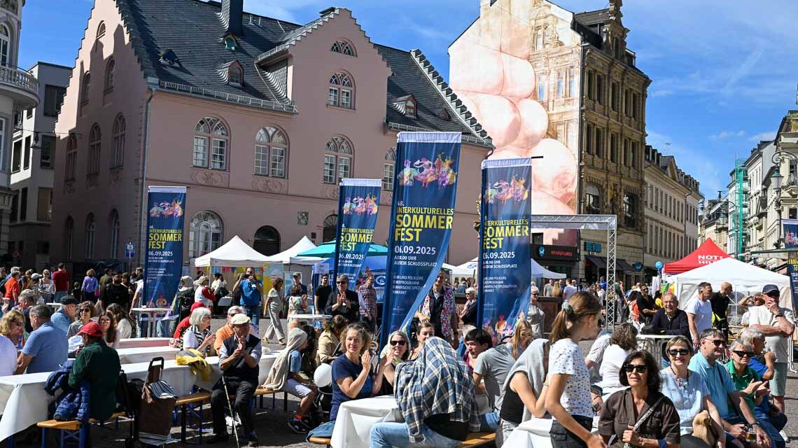 Blick von der Bühne auf einen kleinen teil der Besucher beim Interkultrellen Sommerfest 2025.