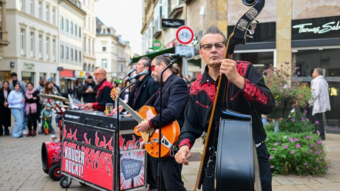 Krüger Rockt beim Stadtfest in der Fußgängerzone.