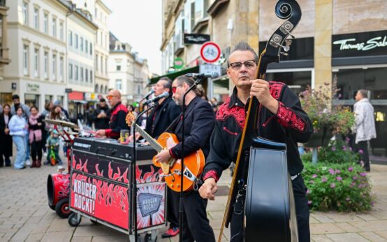 Krüger Rockt beim Stadtfest in der Fußgängerzone.