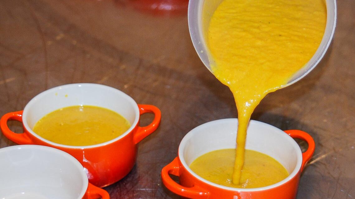 Kürbissuppenfest, Kürbissuppe wird ausgegeben... ausgeschenkt.