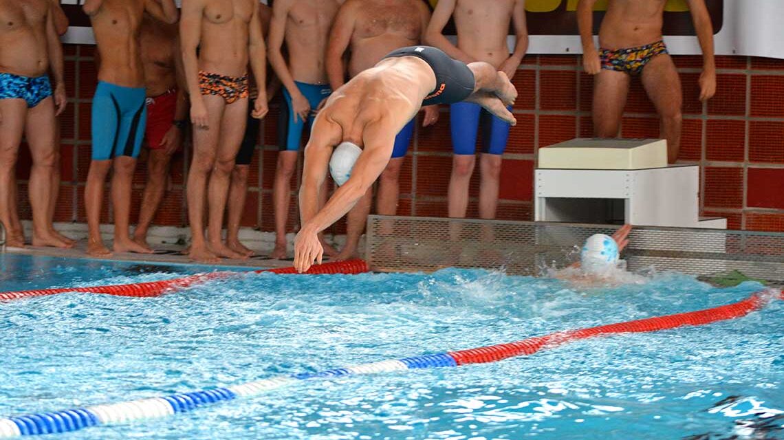 Sprung ins Wasser beim 1. Meeuw Cuo in Wiesbaden.
