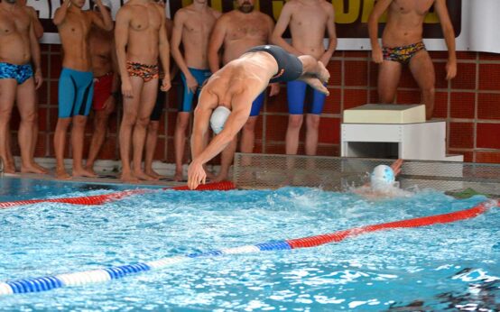 Sprung ins Wasser beim 1. Meeuw Cuo in Wiesbaden.