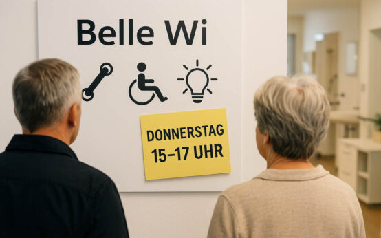 Zwei Besucher der Musterausstellung Belle-Wie stehen zu früh vor den Türen
