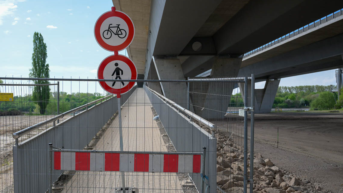 Die Schilder und Zäune sind weg, der Radweg über den Rhein ist freigegeben.