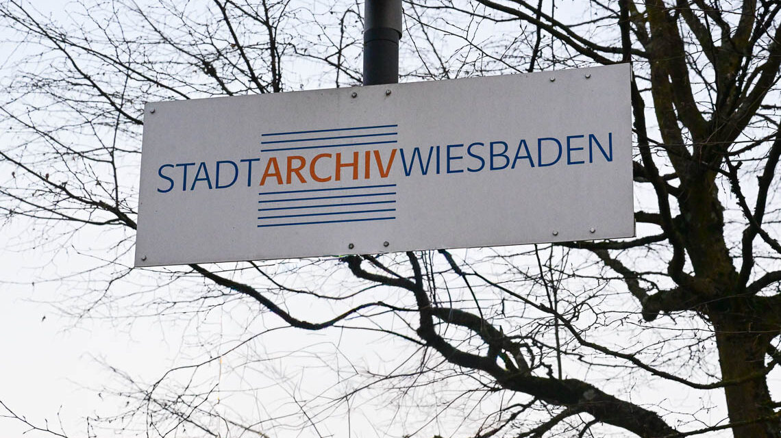 Stadtarchiv Wiesabden, Schild auf dem Parkplatz.