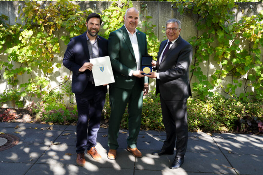 Oberbürgermeister Gert-Uwe Mende überreicht die Stadtplakette in Gold.