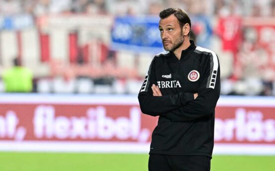 SV Wehen Wiesbadens Trainer Nils Döring an der Seitenline.