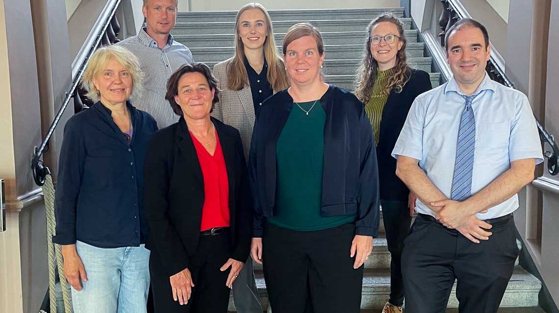 Das Gesundheitsamt - in der Mitte vorne Gesundheitsdezernentin Milena Löbcke - hat den Auftakt für das Projekt „URBAN SusHealth – klimaresiliente Gesundheitsförderung und Prävention im urbanen Raum“ gegeben.
