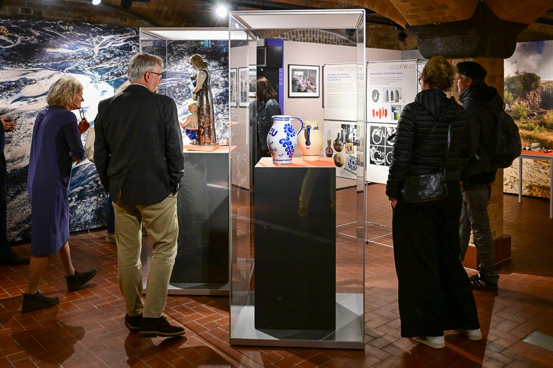 Westerwälder Steinzeug: Geschichte in Blau und Grau - Wiesbaden lebt