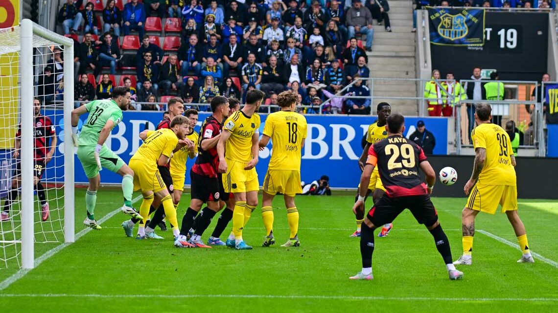 Wiesabden - Saarbrücken, den ersten Schuss kann Saarbrückens Torwart noch parieren, gegen den Nachschuss ist er machtlos.