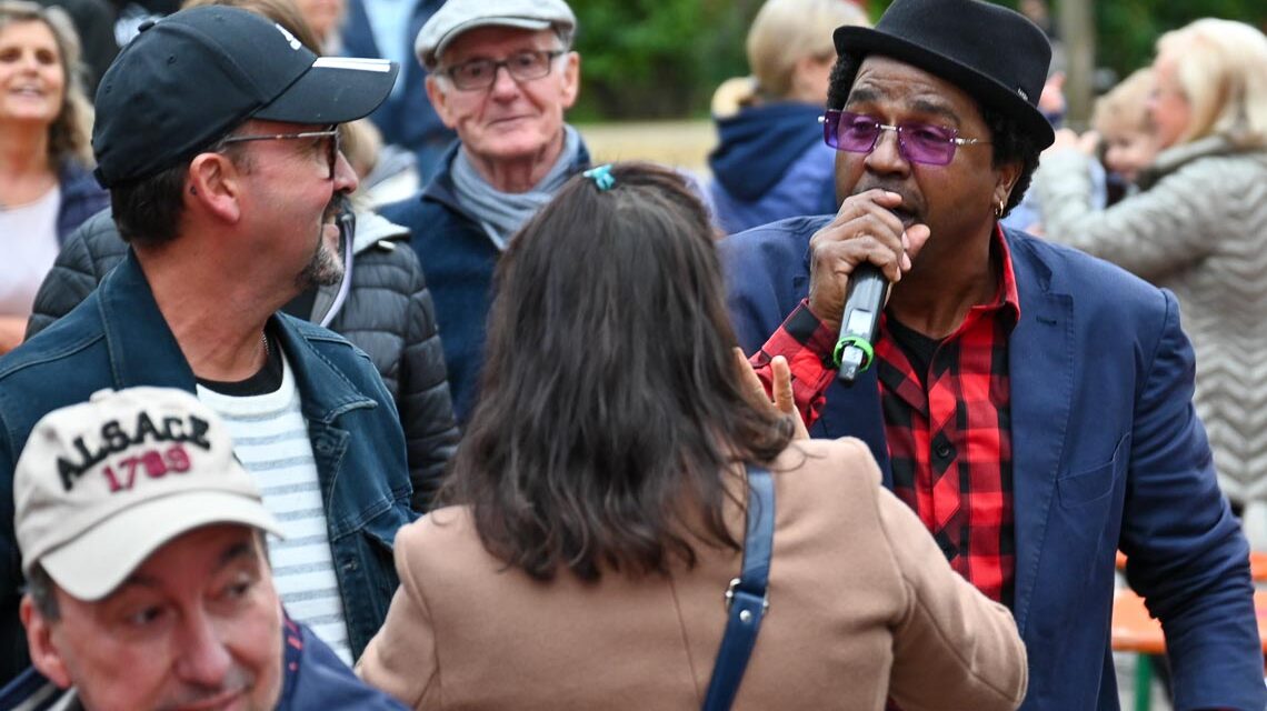 Willi von Los 4 del Son geht zwischen den Besuchern des Stadtfestes umher und sorgt für Stimmung.
