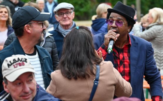 Willi von Los 4 del Son geht zwischen den Besuchern des Stadtfestes umher und sorgt für Stimmung.
