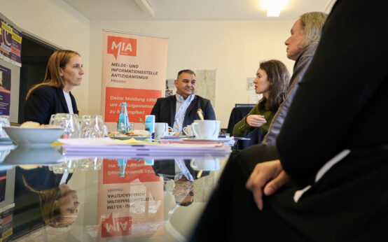 Landtagspräsidentin Astrid Wallmann bei ihrem Besuch der Meldestelle MIA in Darmstadt – ein klares Zeichen gegen antiziganistische Diskriminierung. ©2025 Hessischer Landtag