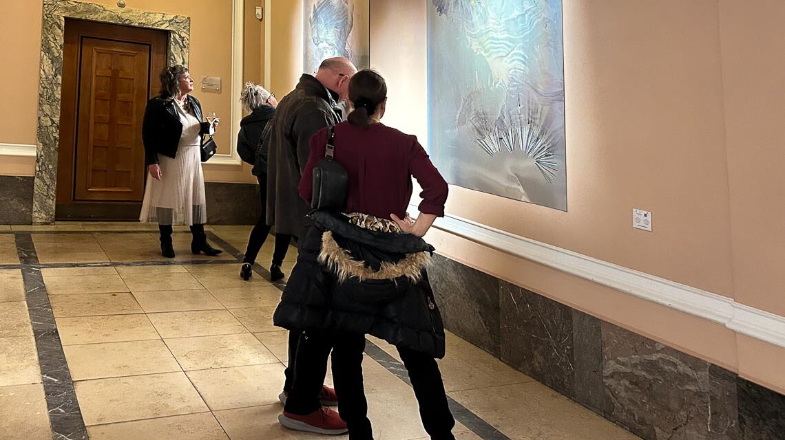 Myriam Holme stellt im Schloss henkell aus.