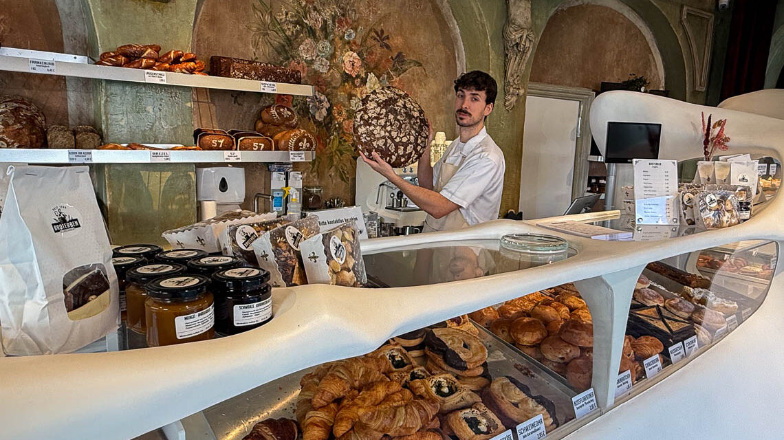 Jakob Remsperger mit einem Laib Brot in der Hand: Broiterben.