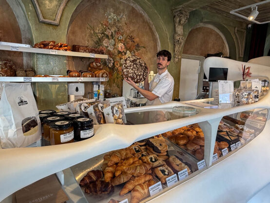 Jakob Remsperger mit einem Laib Brot in der Hand: Broiterben.