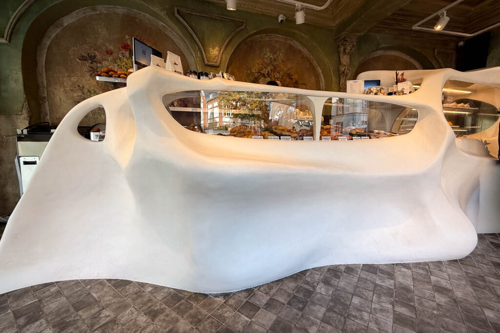 Futuristische Verkaufstheke der Bäckerei Broterben in der Venatorstraße. ©2025 Volker Watschounek