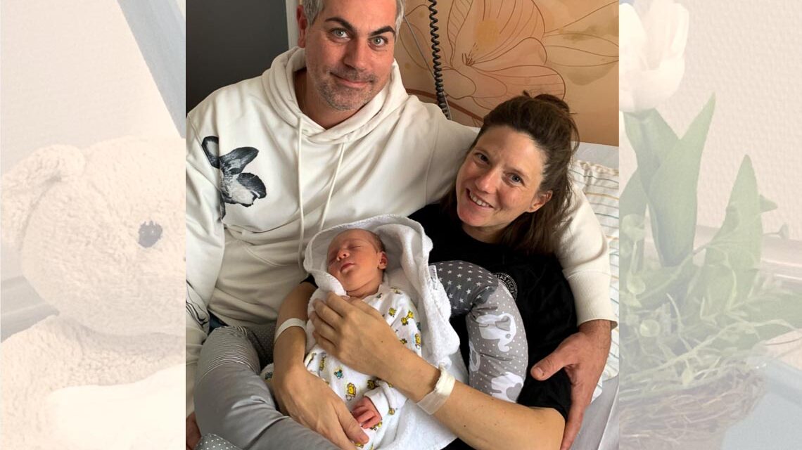 Innige Momente nach der Geburt: Daniel und Joana Horne mit dem kleinen Lio.