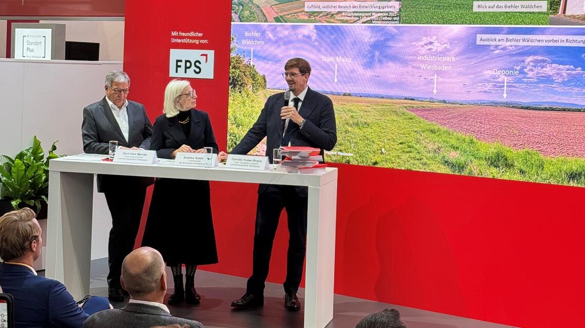 Oberbürgermeister Mende, Stadtplaner Huber-Braun und Architektenpräsidentin Gebhard präsentieren die Siegerentwürfe des Ostfeld-Ideenwettbewerbs auf der Expo Real in München.