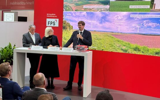 Oberbürgermeister Mende, Stadtplaner Huber-Braun und Architektenpräsidentin Gebhard präsentieren die Siegerentwürfe des Ostfeld-Ideenwettbewerbs auf der Expo Real in München.
