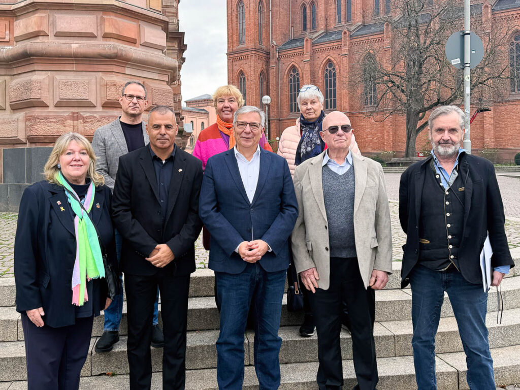 Von links nach rechts: Klaudia Krissel, Mitglied Freundeskreis Kfar Saba e.V.; Steve Landau, Geschäftsführer Jüdische Gemeinde Wiesbaden; Rafi Saar, Bürgermeister Kfar Saba; Ute Kilian, Vorstandsmitglied Freundeskreis Kfar Saba e.V.; Gert-Uwe Mende, Oberbürgermeister Wiesbaden; Hildegard Rosenberg, Mitglied Freundeskreis Kfar Saba e.V.; Dr. Jakob Gutmark, Vorstand Jüdische Gemeinde Wiesbaden; Georg Habs, Vorsitzender Freundeskreis Kfar Saba e.V.