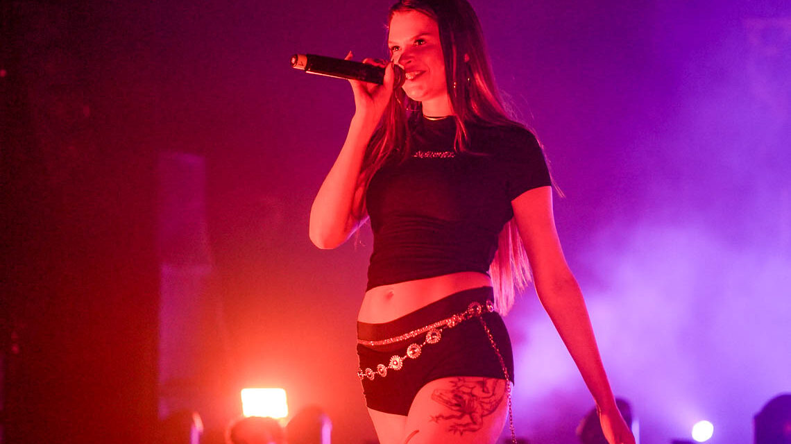 Ikkimel elektrisiert die Crowd im Schlachthof Wiesbaden: Hyperpop, Trance-Beats und Fotzenstyle verschmelzen zu einer unvergesslichen Performance.