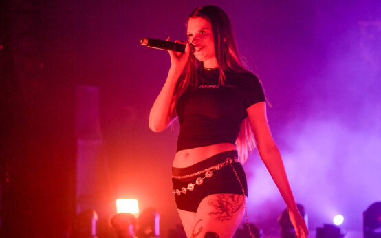 Ikkimel elektrisiert die Crowd im Schlachthof Wiesbaden: Hyperpop, Trance-Beats und Fotzenstyle verschmelzen zu einer unvergesslichen Performance.