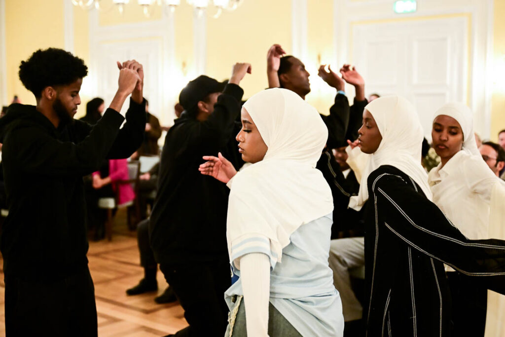 Afrikanische Kultur im Festsaal bei der Verleihung des Integrationspreises.
