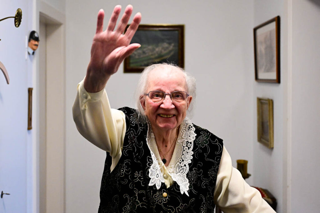 Magdalena Linder lässt es sich nicht nehmen uns zur Türe zu bringen. „Wir sehen uns wieder, versprochen.“ Vielleicht im Cafe Maldaren. ©2025 Volker Watschounek