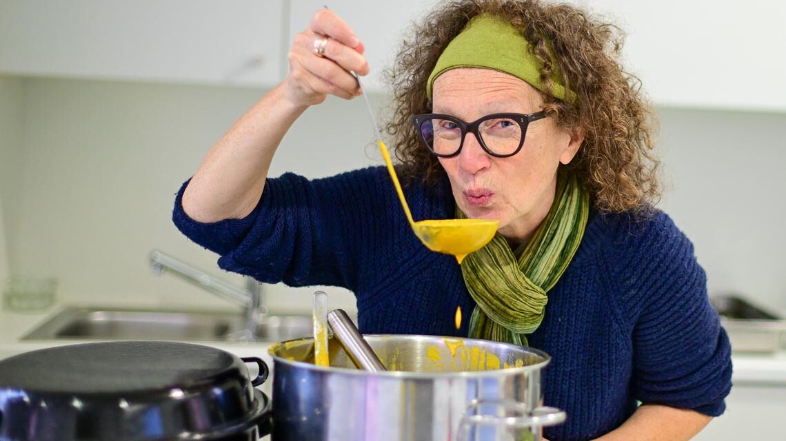 Monique Behr nimmt de Duft der Kürbissuppe auf.