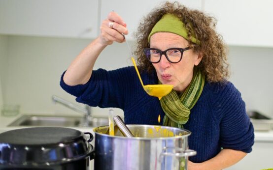 Monique Behr nimmt de Duft der Kürbissuppe auf.