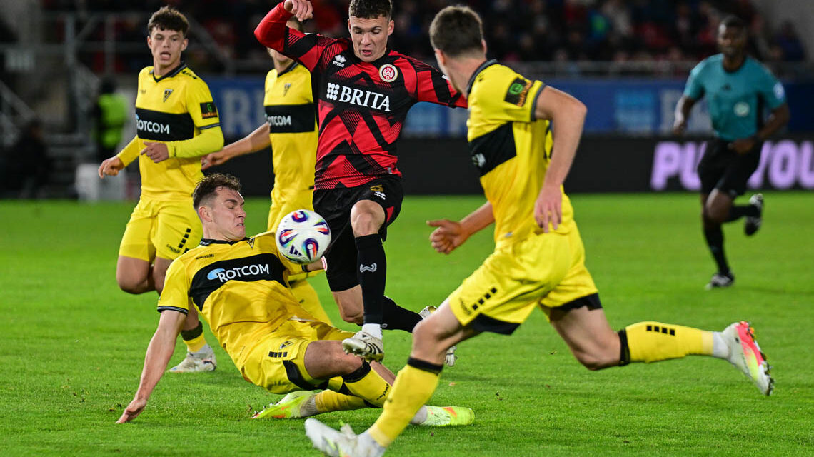 Niklas May versucht es zum Ende der ersten Halbzeit noch mal.
