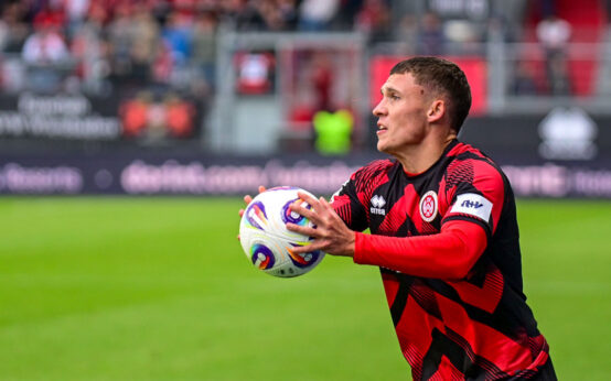 Niklas May beim Einwurf