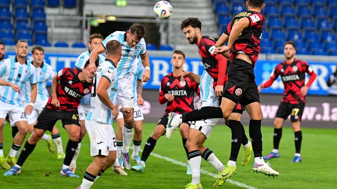10. Spieltag der Dritten Liga, SV Wehen Wiesbaden gewinnt mit 1:0 gegen 18:60 München. Im Bild eine Strafraumszene.