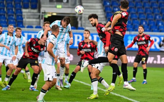 10. Spieltag der Dritten Liga, SV Wehen Wiesbaden gewinnt mit 1:0 gegen 18:60 München. Im Bild eine Strafraumszene.