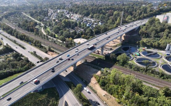 Salzbachtalbrücke sechsspurig ausgebaut.