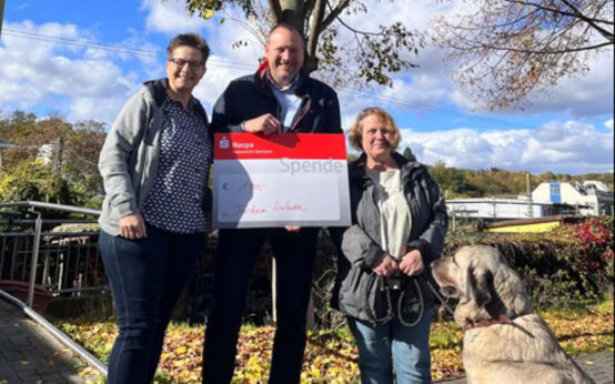 Spendenübergabe ans Tierheim Wiesbaden (v.l.n.r.): Henriette Hackl, Vorsitzende TSV Wiesbaden, Thomas Baum, Betriebsleiter mattiaqua und Sonja Koller, Tierheimleiterin.
