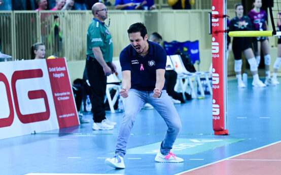 Ausgelassene Freude von Trainer Tigin Yaglioglu, VC Wiesbaden