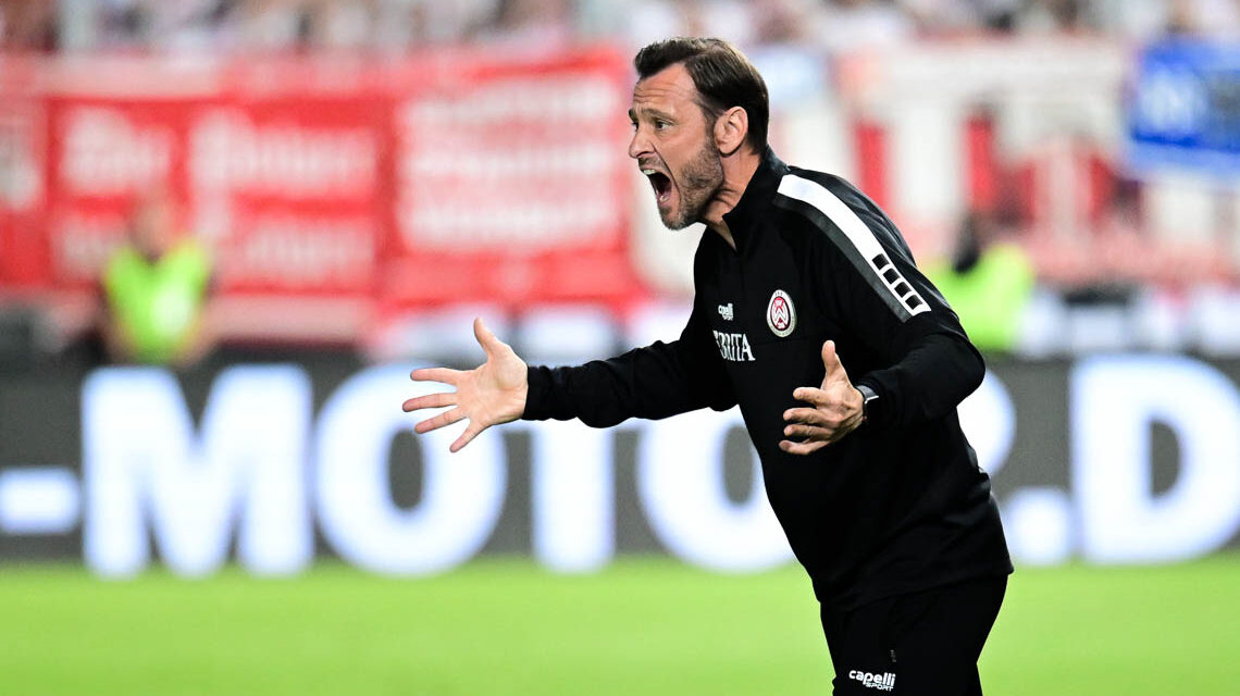 Trainer Niels Döring an der Seitenlinie versucht zu steuern: vergeblich.