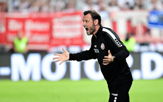 Trainer Niels Döring an der Seitenlinie versucht zu steuern: vergeblich.