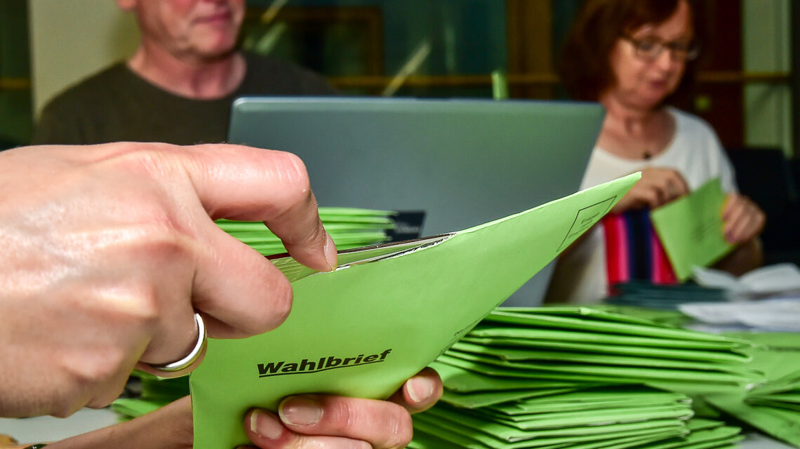 Kommunalwahl, Wahlhelfer gesucht. Im Bild werden die Stimmen einer Briefwahl ausgezählt.