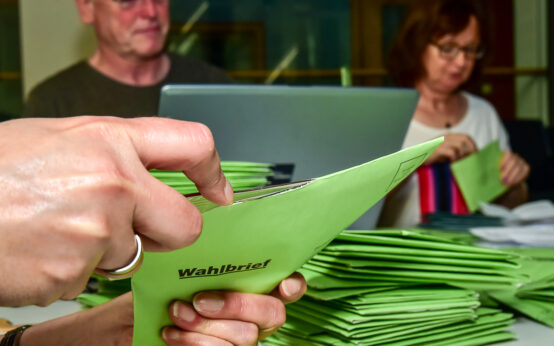 Kommunalwahl, Wahlhelfer gesucht. Im Bild werden die Stimmen einer Briefwahl ausgezählt.