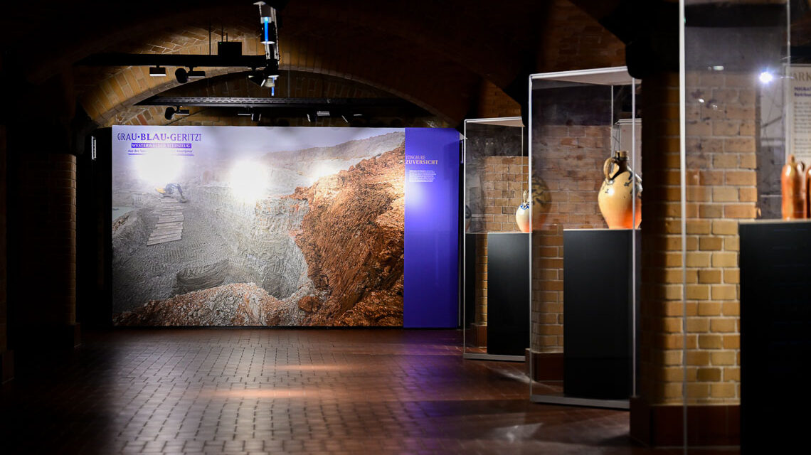 Fotografien geben tiefere Einblicke ins Westerwälder Steinzeug.