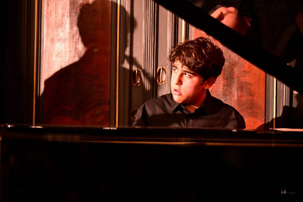 Musikalischer Auftakt in der Villa Clementine: Aaron Yarar eröffnet die Verleihung des George Konell Förderpreises